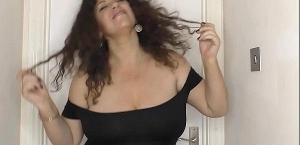  Mature Gilly shows dancing skills and downblouse